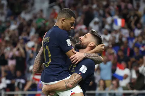 قبل تكريمه.. جيرو: مبابي سيحطم رقمي القياسي مع منتخب فرنسا